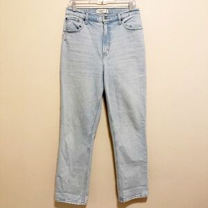 Abercrombie & Fitch Curvy Ultra High Rise 90s Straight Jean light wash size 29/8